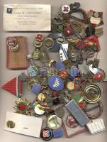 Vegyes kitűző és jelvény tétel zománcozott és jobb darabokkal T:vegyes