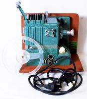 Meopta 8mm-es vetítő eredeti bőr táskájában, kiváló állapotban /  Meopta 8mm projector in original leather bag, good condition, 29x27x17cm