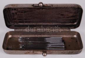 Régi kis fémdoboz varrógépbe való tűkkel /  Little vintage metal box with needles inside, 7,5x3x1cm