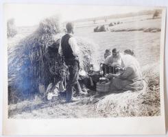 cca 1920 Szentgyörgyvár - Ebéd aratás közben II, 24x30cm