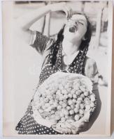 cca 1920 Cseresznyéző lány, 30x24cm