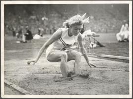 1948. 08. 04. Gyarmati Olga a Wembley-ben. A játékok történetében először kiírt női távolugrás olimpiai bajnoka. Sajtófotó. 15x20cm