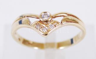 14K Arany (Au.) gyűrű, jelzett, cinkónkövekkel bruttó: 2,7 g, mérete: 56