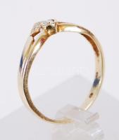 14K Arany (Au.) gyűrű, jelzett, cinkónkövekkel bruttó: 2,7 g, mérete: 56