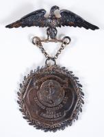 Dekoratív vegyes "Kerékpár Kör" (15x) + Súlylökés (1x) díjérem tétel, közte 7db ezüst medállal, mellszalaggal és díszes darabokkal, antik falra akasztható fa vitrinben (üveglap hiányzik) T:vegyes