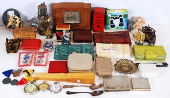 Bolha tétel: Réz, bőr és kerámia tárgyak. Több fajta órák, kitüntetések, távcső, legyező, stb