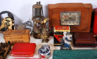 Bolha tétel: Réz, bőr és kerámia tárgyak. Több fajta órák, kitüntetések, távcső, legyező, stb