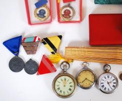 Bolha tétel: Réz, bőr és kerámia tárgyak. Több fajta órák, kitüntetések, távcső, legyező, stb