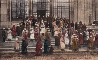 Constantinople, Yeni Valide Mosque, pilgrims (b)