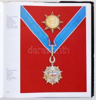 Makai Ágnes - Héri Vera: Kitüntetések. Bp., 1990, Zrínyi. Kiadói műbőr kötésben, védőborítóval, illu...