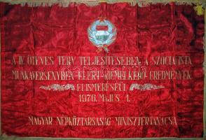 A IV. ötéves terv teljesítésében a szocialista munkaversenyben elért kiemelkedő eredmények elismeréséül 1976 Máj. 1. 120×190 cm