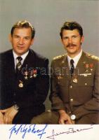 Farkas és Kubaszov űrhajósok fényképe eredeti aláírásokkal