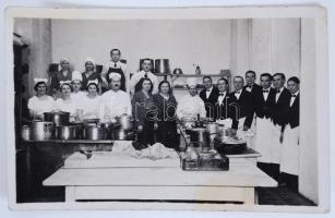 Budapest I. Öreg diófa étterem személyzete fotólap + okmány
