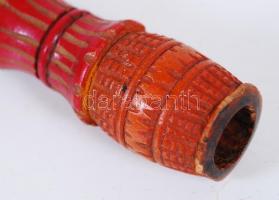 Faragott fa szipka, kézzel festett, apró lepattanásokkal, két részes h:36 cm