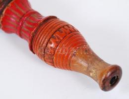 Faragott fa szipka, kézzel festett, apró lepattanásokkal, két részes h:36 cm