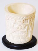 cca 1970 Csontból faragott, szarvasokat ábrázoló kis iparművészeti tégely, zsűrizett /  Carved bone cup with individual design, 6cm