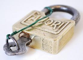 cca 1900 Favorit Kallos pat. lakat kulccsal / 
Vintage lock with key
