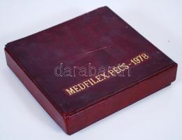 Zsolnay, eozin mázas plakett "Medfilex Pécs 1978" felirattal, jelzett, eredeti tokjában