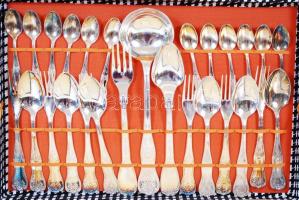 12 személyes ezüstözött olasz evőeszköz készlet, gazdagon díszített, eredeti dobozában, ceritfikát p...