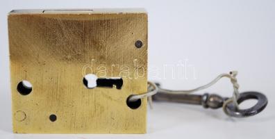 British Bull Dog The M:I:P Lever Lock érdekes szerkezetű réz zár kulccsal / 
Brass lock with key, 4,...