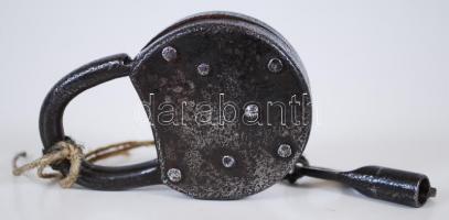 Régi lakat kulccsal / 
Old locket with key, 7,5x5cm