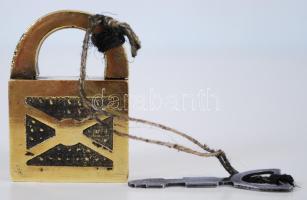 cca 1920 Réz hajóbőrőndlakat kulccsal /  Brass trunk locket with key, 6x4cm