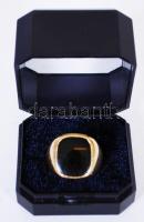 Arany 14 K (Au.) férfi pecsétgyűrű, jelzett, szintetikus kővel, bruttó: 9,2 g / Man signet goldring ...