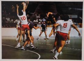 Cca 1986 kézilabda mérkőzésről készült nagyméretű fotó, üvegezett keretben 53×50 cm/ 1986 Handball m...