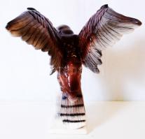 Kis sólyom, kézzel festett, jelzett, apró lepattanással, m:28 cm, h:23 cm