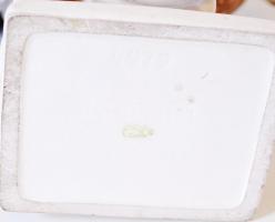 Kis sólyom, kézzel festett, jelzett, apró lepattanással, m:28 cm, h:23 cm