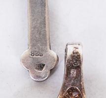 2db ezüst (Ag) kereszt medál markzitokkal, illetve cirkóniával / 
Silver crucifixes with marcasites ...