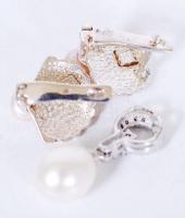 Egy pár ezüst (Ag) fülbevaló és egy medál tenyésztett gyöngyökkel / 
A pair of silver earrings and a...