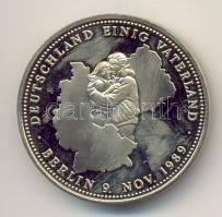 Németország 1990. "Német Újraegyesítés 1989. November 9." fém emlékérem (39mm) T:PP
German...