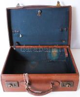 Jó állapotú régi bőr úti-koffer kulccsal és bőröndcímkékkel / vintage leather bag