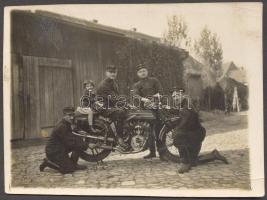 Cca 1930 Royal Enfield motor a rendőrökkel / Royal Enfield motocyling with police officers