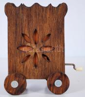 Cca 1970 Sváci eredetű mechanikus kerekes zenegép, működő képes,m: 17 cm, h:12 cm