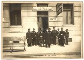 Cca 1920 Buda Pálffy-tér HÉV állomás az ott dolgozókkal, kemény hátú fotó, 13×17 cm