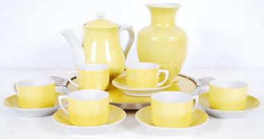 Cca 1920 Zsolnay hiányos kávés készlet plusz váza és egy fém tálca. A készlet jelzett, hibátlan, a cukortartó és egy csészealj hiányzik.