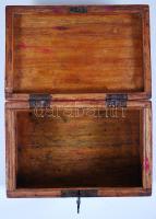 Lakkozott fa dobozka kulccsal / 
Wooden box with key, 15x10x6cm