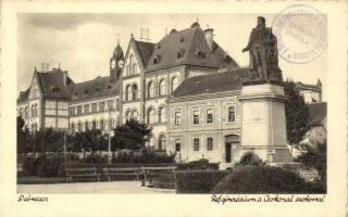 Debrecen Református Gimnázium a Csokonai szoborral