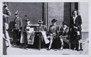 cca 1940 Budapest Vöröskeresztes adománygyűjtőpont rendőrrel fotó / Red-cross collecting donations 13x9 cm