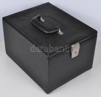 Nagyméretű éremtartó koffer, benne 8db Leuchtturm típusú éremtartó tálca, többféle méretű érme tárol...