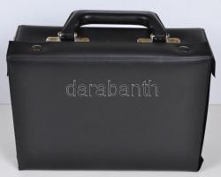 Műbőr borítású éremtartó bőrönd, 8db kivehető tálcával, egyenként 12db/50x50mm érem tárolására alkalmas, jó állapotban