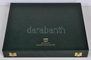 Éremtartó kazetta 1 kivehető tálcával, összesen 24 férőhellyel 50x50mm, újszerű állapotban!