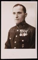 Vitézi jelvénnyel kitüntetett katona fotója 9x14 cm