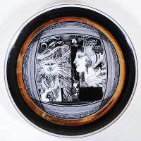 Szász Endre által tervezett Hollóházi porcelán dísztányér, jelzett, hibátlan, kopott több helyen / Faces designed by Endre Szasz Hollohaza chinaware plate d: 16cm