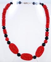 Korall, ónix és faragott lakk nyaklánc ezüst (Ag) szerelékkel /  Precious coral, onyx and carved lacquer necklace with silver accessories, 43cm