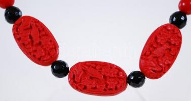 Korall, ónix és faragott lakk nyaklánc ezüst (Ag) szerelékkel / 
Precious coral, onyx and carved lac...