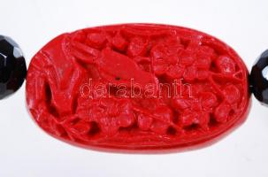 Korall, ónix és faragott lakk nyaklánc ezüst (Ag) szerelékkel / 
Precious coral, onyx and carved lac...