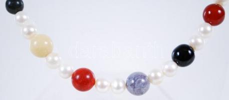 Tenyésztett gyöngy nyaklánc vegyes kövekkel és ezüst (Ag) szerelékkel / 
Cultured pearl necklace wit...